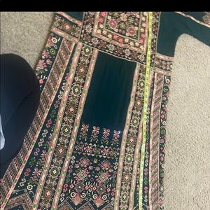 Green embroidered thobe 
New in prefect condition
Comes with belt